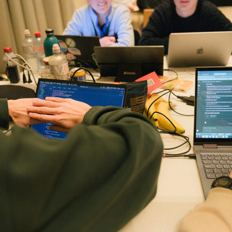 Studierende wetteifern beim HackSTAIR 2025